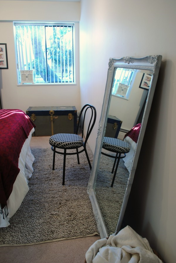 How to Refresh an Antique Mirror with spray paint via simphome 10
