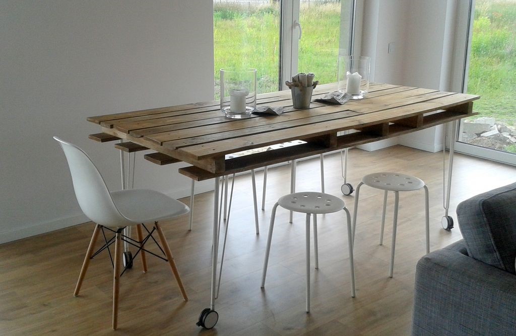 7. Movable Pallet Dining Table via SImphome