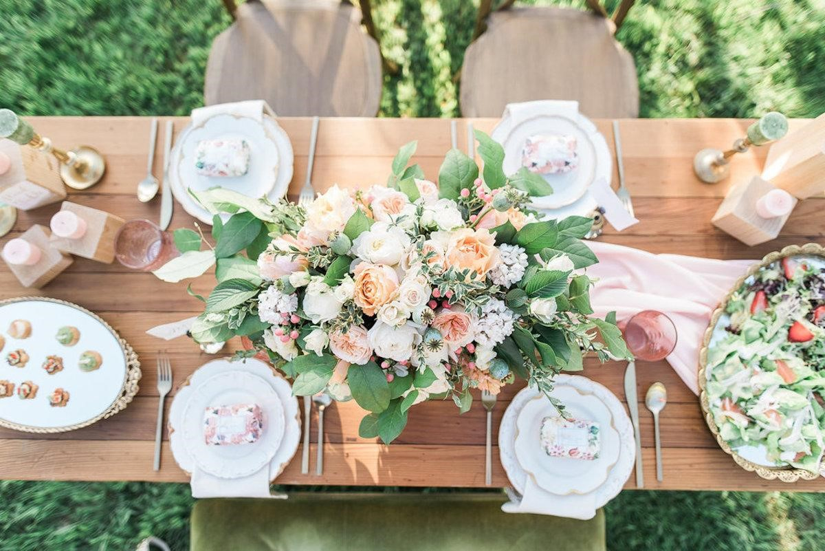 1.SIMPHOME.COM 10 Backyard BBQ Wedding Reception Decorate with Seasonal Flowers