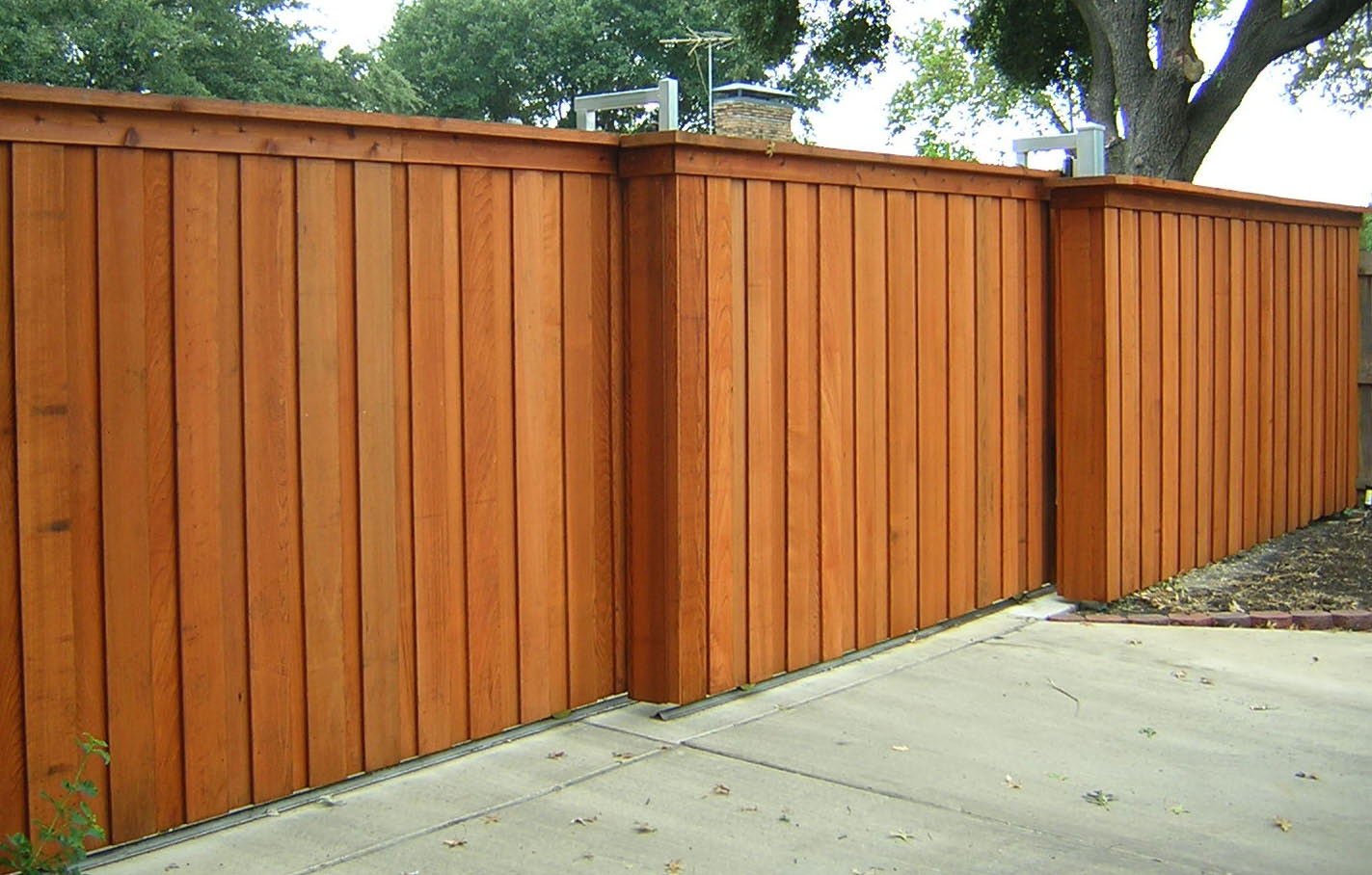 15.SIMPHOME.COM stylish pine wood unpolished stockade backyard fence ideas