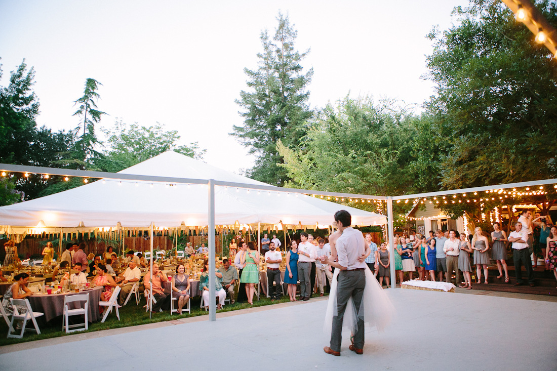 19.SIMPHOME.COM A DIY backyard bbq wedding reception