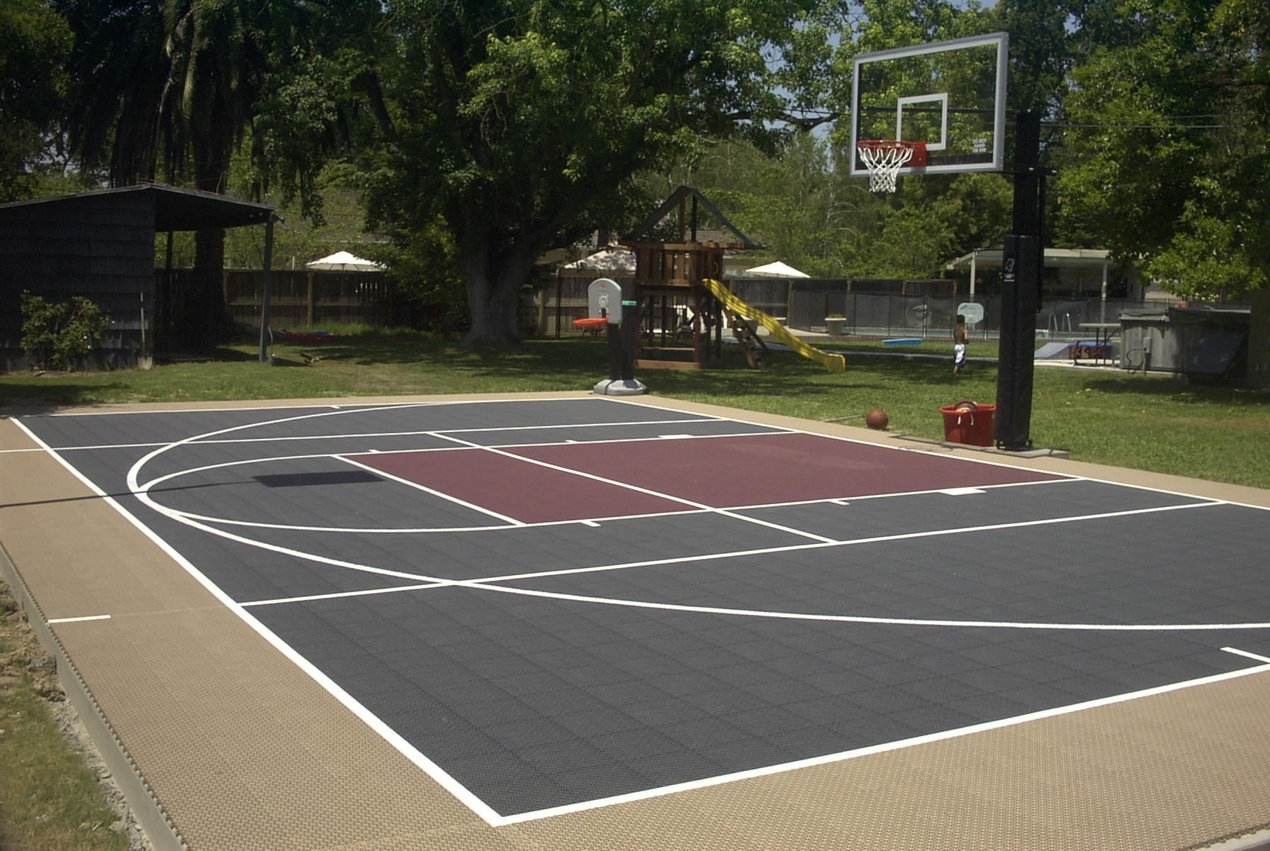 19.SIMPHOME.COM backyard basketball court 1000 43 ideas about backyard basketball