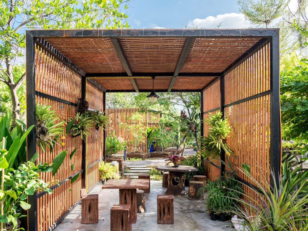 19.SIMPHOME.COM A tropical garden design ideas to inspire your outdoor space