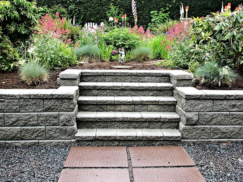 3.Simphome.com Incorporate Staircase into your Retaining Wall