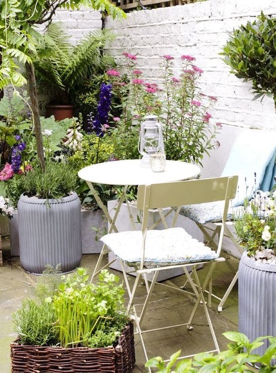 5.Simphome.com Accentuate The Garden With White Wall And Furniture 1