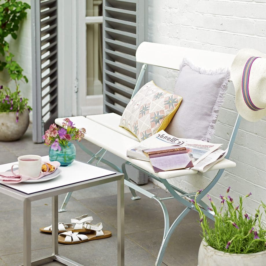 5.Simphome.com Accentuate The Garden With White Wall And Furniture 2