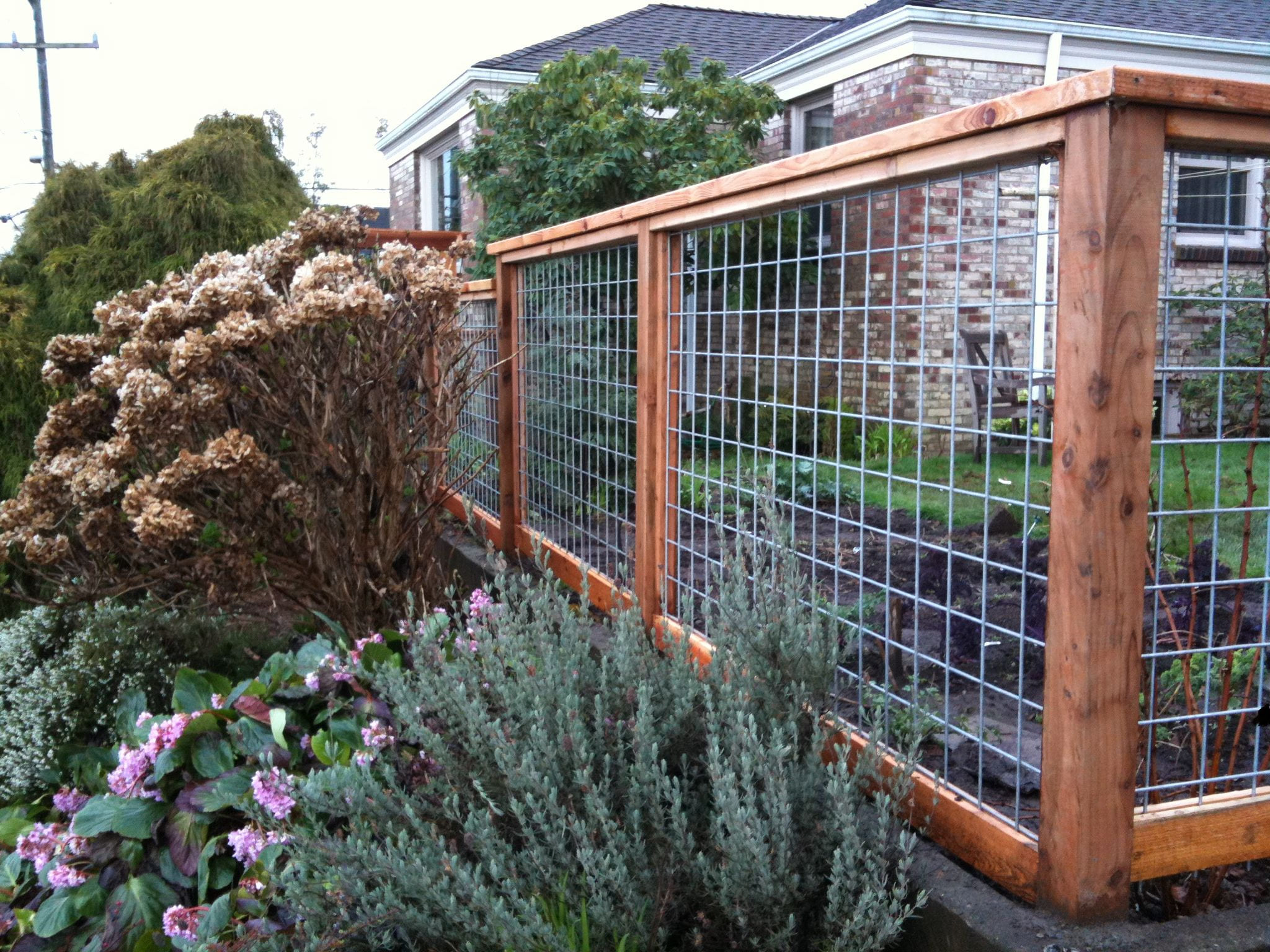 Simphome.com awesome hog wire fence design ideas for your backyard garden for 2020 2021