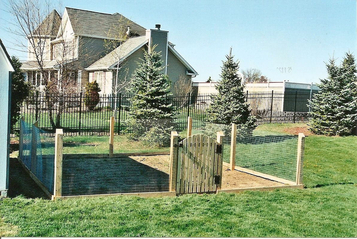 Simphome.com easy garden fence ideas post and rail and welded wire styles